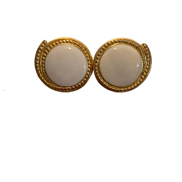 Trifari Gold Tone White Enamel Round Stud Pierces Earrings Vintage - Picture 1 of 3